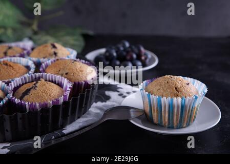 Selektive Nahaufnahme der Blueberry Muffins auf einem Holz Schneidebrett Stockfoto