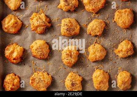 Gougeres, herzhaftes Choux-Gebäck mit Käse, würzige hausgemachte französische Puffs, von oben geschossen Stockfoto