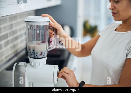 Hausfrau mit dem Küchengerät für die Herstellung eines Smoothie Stockfoto