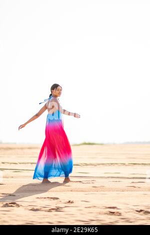 Schöne junge afrikanische Frau trägt ein buntes Kleid, Spaß im Freien, Sommerurlaub Konzept Stockfoto