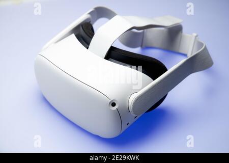 Weißes VR-Headset der neuen Generation auf weißem Hintergrund mit funkelnden futuristischen Lichtern isoliert. Oculus Quest 2 Virtual Reality-Headset Stockfoto