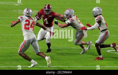 11. Januar 2021: Alabama Crimson Tide läuft zurück Brian Robinson Jr. (4) Tackle von Ohio State Buckeyes Linebacker Tuf Borland (32) beim NCAA Football 2021 CFP National Championship Spiel zwischen Ohio State und Alabama im Hard Rock Stadium in Miami Gardens, Florida. JP Waldron/Cal Sport Media Stockfoto