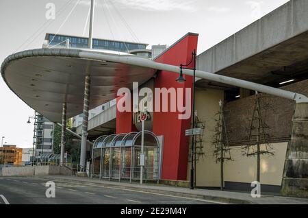 Basingstoke, Großbritannien - 25. Dezember 2020: Eintritt in das Einkaufszentrum Malls in Basingstoke, Hampshire an einem sonnigen Wintermorgen mit weihnachtlicher Dekoration Stockfoto