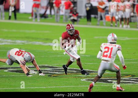 11. Januar 2021: Alabama Crimson Tide läuft zurück Brian Robinson Jr. (4) beim NCAA Football 2021 CFP National Championship Spiel zwischen Ohio State und Alabama im Hard Rock Stadium in Miami Gardens, Florida. JP Waldron/Cal Sport Media Stockfoto