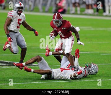 11. Januar 2021: Alabama Crimson Tide läuft zurück Brian Robinson Jr. (4) Schritt seinen Weg durch Ohio State Buckeyes Verteidiger beim NCAA Football 2021 CFP National Championship Spiel zwischen Ohio State und Alabama im Hard Rock Stadium in Miami Gardens, Florida. JP Waldron/Cal Sport Media Stockfoto