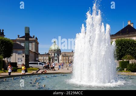 Kopenhagen, Dänemark - 27. Juni 2018: Die Amaliehaven vom Wasser aus gesehen mit der Marmorkirche im Hintergrund. Stockfoto