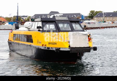 Kopenhagen, Dänemark - 4. September 2019: Öffentliche Verkehrsmittel Hafen Bus Fähre Bryggen in Dienst für Movia Aufruf in Nyhavn. Stockfoto