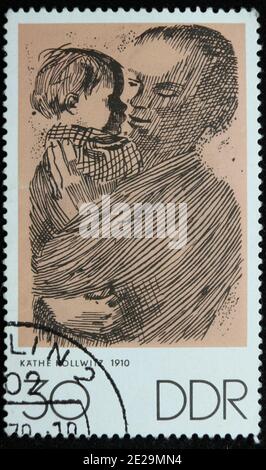 ISTANBUL, TÜRKEI - 26. DEZEMBER 2020: Deutsche Demokratische Republik zeigt Mutter und Kind von Kathe Kollwitz um 1970 Stockfoto