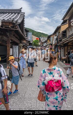 Kyoto, Japan - 3. Juli 2018: Touristenmassen im Kiyomizu dera Tempel Stockfoto