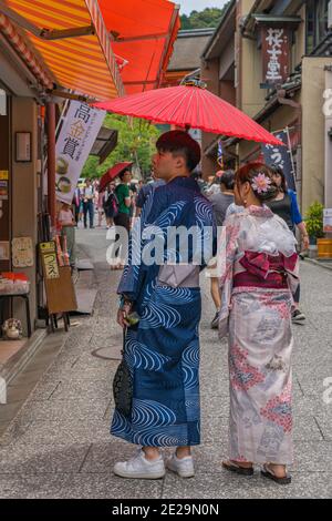 Kyoto, Japan - 3. Juli 2018: Touristen tragen Yukata am Kiyomizu dera Temple Gate Stockfoto