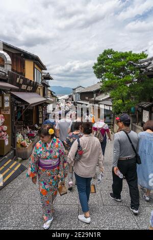 Kyoto, Japan - 3. Juli 2018: Touristenmassen im Kiyomizu dera Tempel Stockfoto