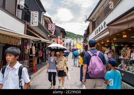 Kyoto, Japan - 3. Juli 2018: Touristenmassen im Kiyomizu dera Tempel Stockfoto