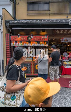 Kyoto, Japan - 3. Juli 2018: Touristen, die am Tor des Kiyomizu dera-Tempels spazieren Stockfoto