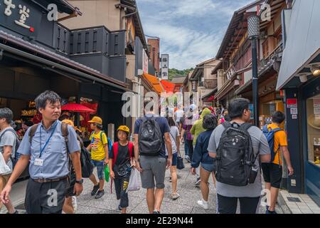 Kyoto, Japan - 3. Juli 2018: Touristenmassen im Kiyomizu dera Tempel Stockfoto