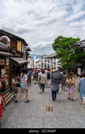 Kyoto, Japan - 3. Juli 2018: Touristenmassen im Kiyomizu dera Tempel Stockfoto