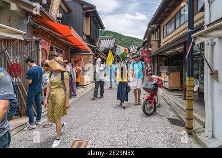 Kyoto, Japan - 3. Juli 2018: Touristenmassen im Kiyomizu dera Tempel Stockfoto