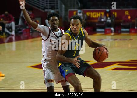 UC Riverside Highlanders Forward Arinze Chidom (1) wird von verteidigt Südkalifornien-Trojaner bewachen Tahj Eaddy (2) im zweiten Die Hälfte während einer NCAA c Stockfoto