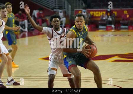 UC Riverside Highlanders Forward Arinze Chidom (1) wird von verteidigt Südkalifornien-Trojaner bewachen Tahj Eaddy (2) im zweiten Die Hälfte während einer NCAA c Stockfoto