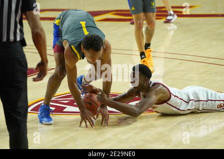 Südkalifornien-Trojaner führen Evan Mobley (4) und UC Riverside vor Highlanders Forward Arinze Chidom (1) Kampf um den Ball in Die erste Hälfte Durin Stockfoto