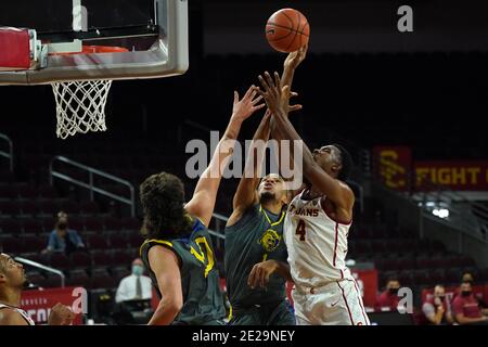 Südkalifornien-Trojaner Evan Mobley (4) wird von verteidigt UC Riverside Highlanders leitet Arinze Chidom (1) und Oliver weiter Hayes-Brown ( Stockfoto