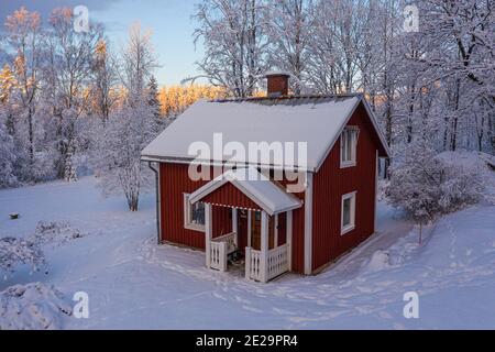 Traditionelles rotschwedisches Haus in den Wäldern Stockfoto