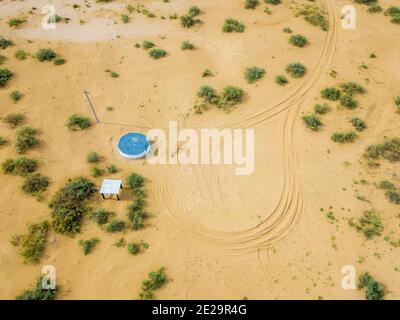 Wasser gut in der Wüste oder Steppe. Drehort für das Wasserzugabefahrzeug. Stockfoto