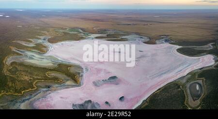 Draufsicht auf eine Salzlandschaft. Trockener Salzsee in der Steppe. Stockfoto