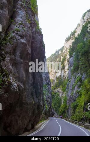 Gefährliche Straße durch die Bicaz-Schlucht in Rumänien Stockfoto