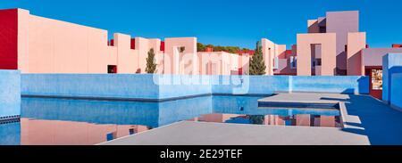 Geometrische Gebäudestruktur Panoramablick. Die rote Mauer, Calp, Spanien Stockfoto