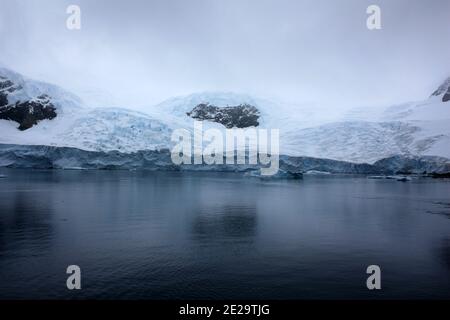 Antarktis, Gletscher im Lemaire-Kanal am frühen Morgen kurz vor Sonnenaufgang Stockfoto