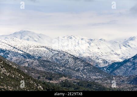 Selektiver Fokus des schneebedeckten Taurusgebirges in Antalya Türkei Stockfoto