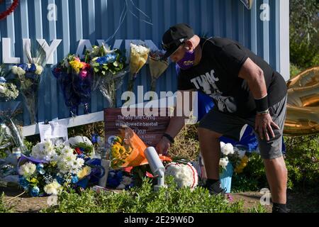 Fans platzieren Blumen und Beschilderung vor Dodger Stadium zu Ehren des ehemaligen Los Angeles Dodgers Manager Tommy Lasorda, Sonntag, 10. Januar 2021, in Los Angeles Stockfoto