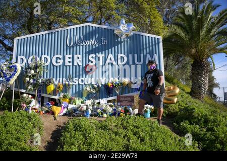 Fans platzieren Blumen und Beschilderung vor Dodger Stadium zu Ehren des ehemaligen Los Angeles Dodgers Manager Tommy Lasorda, Sonntag, 10. Januar 2021, in Los Angeles Stockfoto