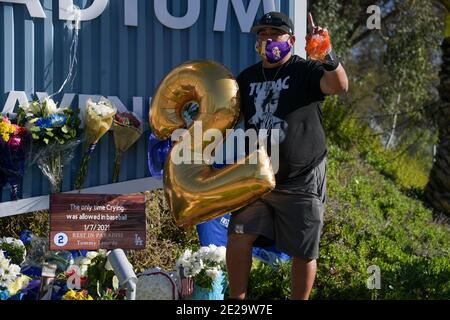 Fans platzieren Blumen und Beschilderung vor Dodger Stadium zu Ehren des ehemaligen Los Angeles Dodgers Manager Tommy Lasorda, Sonntag, 10. Januar 2021, in Los Angeles Stockfoto