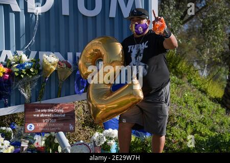 Fans platzieren Blumen und Beschilderung vor Dodger Stadium zu Ehren des ehemaligen Los Angeles Dodgers Manager Tommy Lasorda, Sonntag, 10. Januar 2021, in Los Angeles Stockfoto