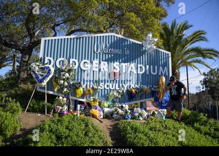 Fans platzieren Blumen und Beschilderung vor Dodger Stadium zu Ehren des ehemaligen Los Angeles Dodgers Manager Tommy Lasorda, Sonntag, 10. Januar 2021, in Los Angeles Stockfoto