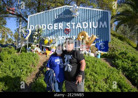 Fans platzieren Blumen und Beschilderung vor Dodger Stadium zu Ehren des ehemaligen Los Angeles Dodgers Manager Tommy Lasorda, Sonntag, 10. Januar 2021, in Los Angeles Stockfoto