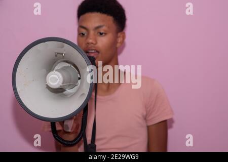 Nahaufnahme Porträt einer Person mit Loudhailer Stockfoto