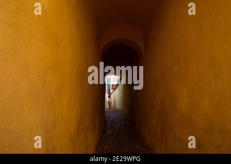 Strada Sforii - die schmalste Straße in der Stadt Brasov Stockfoto