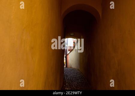 Strada Sforii - die schmalste Straße in der Stadt Brasov Stockfoto