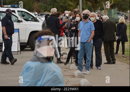 Los Angeles, Kalifornien, USA. Januar 2021. Los Angeles, Usa. Januar 2021. Am Dienstag, den 12. Januar 2021, warten Anwohner auf die Impfung mit dem Impfstoff Moderna COVID-19 am Impfplatz des Balboa Sports Center in Los Angeles. Menschen im Alter von 65 und älter und Menschen mit schweren zugrunde liegenden gesundheitlichen Bedingungen in Los Angeles und in ganz Kalifornien könnten schnell für einen COVID-19-Impfstoff in Frage kommen, mit Bundesbeamten drängen Bundesstaaten Dienstag, die Schüsse breiter zu verteilen. Foto von Jim Ruymen/UPI Kredit: UPI/Alamy Live Nachrichten Kredit: UPI/Alamy Live Nachrichten Stockfoto
