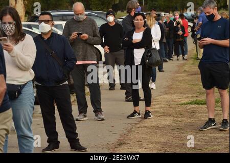 Los Angeles, Kalifornien, USA. Januar 2021. Los Angeles, Usa. Januar 2021. Am Dienstag, den 12. Januar 2021, warten Anwohner auf die Impfung mit dem Impfstoff Moderna COVID-19 am Impfplatz des Balboa Sports Center in Los Angeles. Menschen im Alter von 65 und älter und Menschen mit schweren zugrunde liegenden gesundheitlichen Bedingungen in Los Angeles und in ganz Kalifornien könnten schnell für einen COVID-19-Impfstoff in Frage kommen, mit Bundesbeamten drängen Bundesstaaten Dienstag, die Schüsse breiter zu verteilen. Foto von Jim Ruymen/UPI Kredit: UPI/Alamy Live Nachrichten Kredit: UPI/Alamy Live Nachrichten Stockfoto