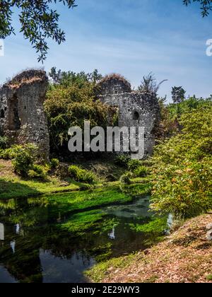 Der Garten von Ninfa, der verlassenen Stadt, Cisterna di Latina, Latium, Italien, Europa Italien Stockfoto