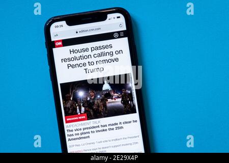 Mailand, Italien - 13. Januar 2021: CNN.com Homepage auf einem Smartphone mit einer Eilmeldung Titel Lesung ‘Haus verabschiedet Resolution fordert Pence zu remov Stockfoto
