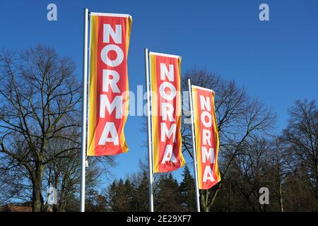 Ratzeburg, 12. Januar 2021: Werbeflaggen mit dem Logo des Supermarkts Norma vor blauem Himmel, weit verbreiteter Lebensmitteldiscounter mit sto Stockfoto