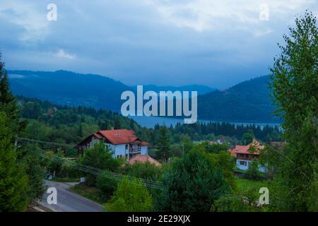 Landschaft des Sees Bicaz von Bergen am Abend umgeben Stockfoto