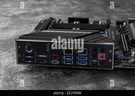 Varna, Bulgarien, 11. Januar 2021. Anschlüsse auf der Rückseite des MSI mag Z490 Tomahawk Gaming Motherboards auf einem dunklen Hintergrund. Moderne Desktop-Computer-Hardware Stockfoto