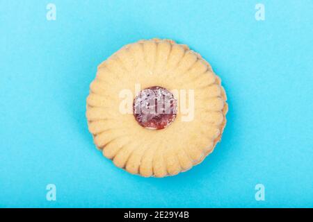 Jammie Dodger Kekse auf blauem Hintergrund Stockfoto