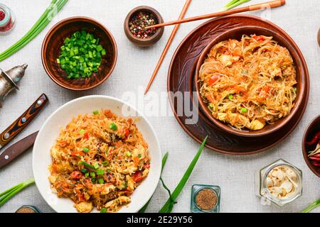 Funchoza, chinesische Nudeln mit Gewürzen und Huhn.Asiatische Vermicelli Stockfoto