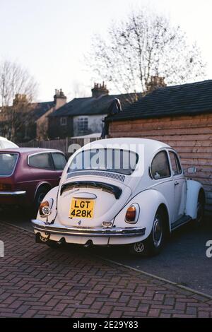 London, West - 2021.01.09: Anfang 60er Jahre VW Käfer, oder informell der VW Bug, auf der Seite geparkt an sonnigen Tag Stockfoto